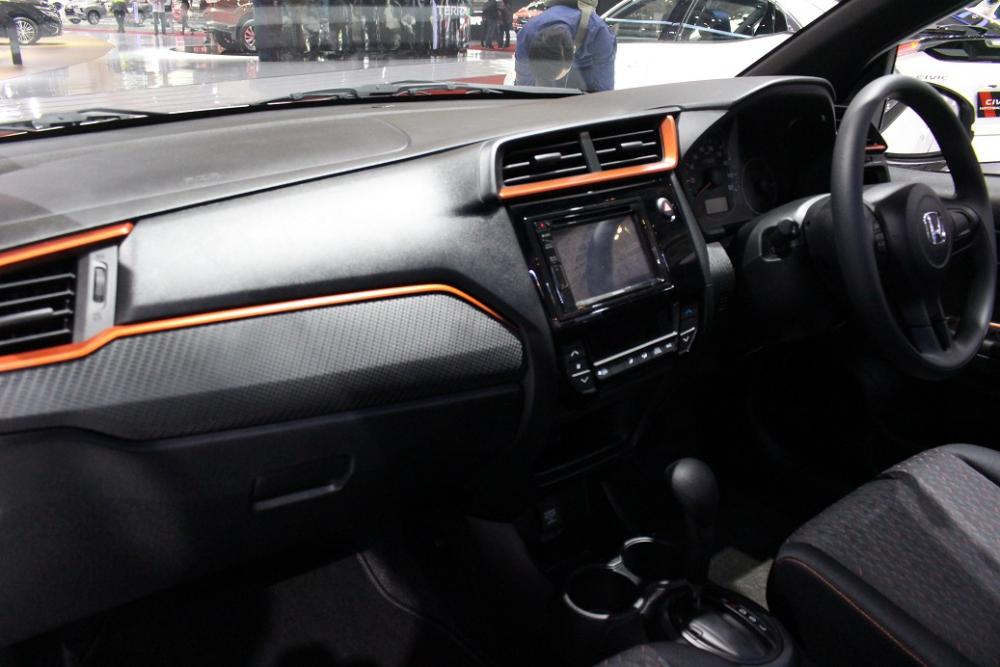 interior Honda Brio dengan lining krom dan material karbon yang sudah soft touch